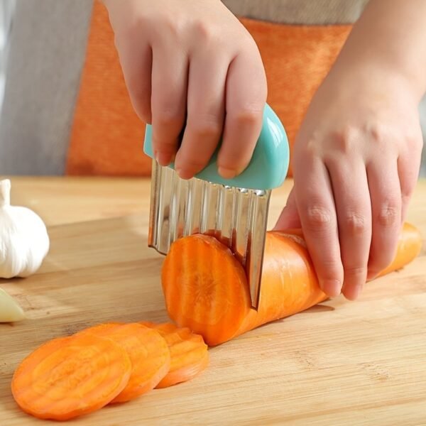 0bf8a0e5a65ea54285194379c2e1241f.jpg Stainless Steel Deep Wolf Tooth Potato Cutter with Wavy Slice Design | Kitchen Tool